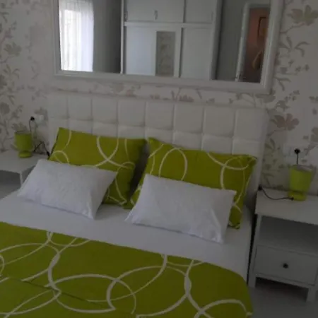 Dea & Paula - Two Bedroom With Terrace *